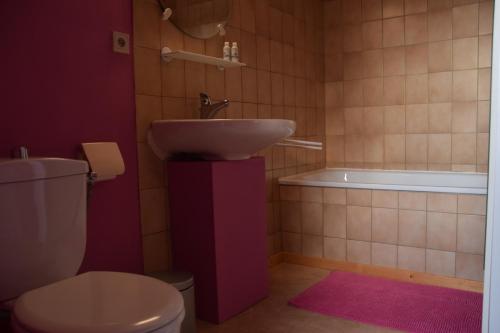叙里斯来普雷斯韦尔特家庭式旅馆的浴室配有盥洗盆、卫生间和浴缸。