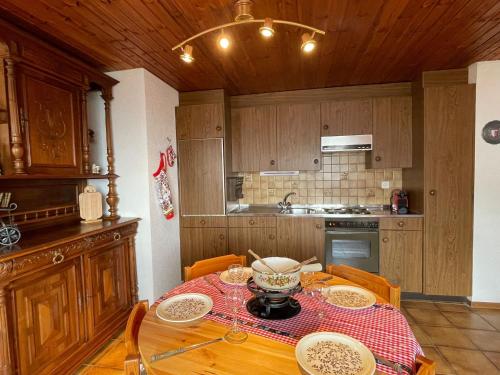 阿尔宾内Gemütliche Wohnung mit Traumaussicht!的厨房配有桌子和碗