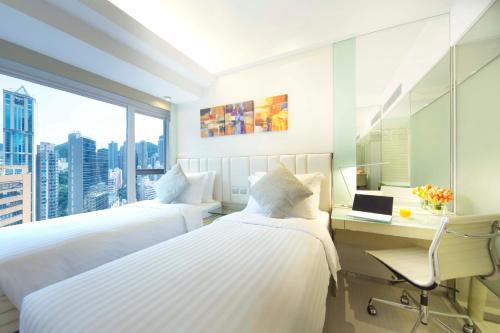 香港富荟上环酒店的酒店客房设有两张床、一张书桌和一个窗户。