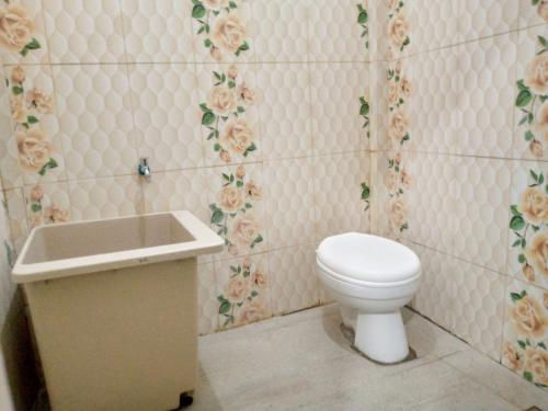Kota Bawah TimurDeeva Homestay Syariah RedPartner的一间带卫生间和水槽的浴室