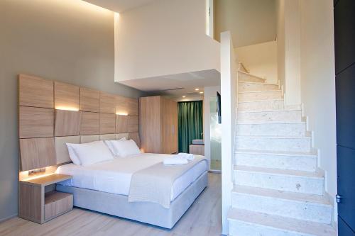 斯基亚索斯镇ALTHAEA LUXURY ROOMS的一间卧室设有一张床和一个楼梯