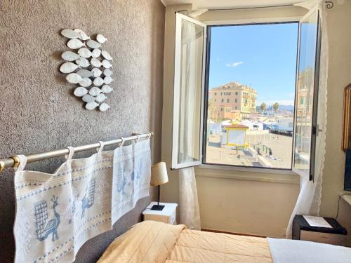 热那亚米拉马雷城堡酒店的一间卧室设有一张床和一个美景窗户。