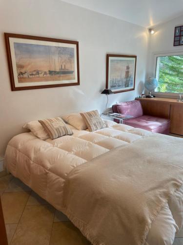 卡西斯L'atelier du bonheur的一间带两张床和一张沙发的客厅