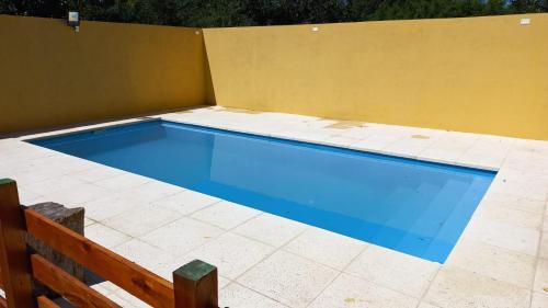 托尔图吉塔斯Casa quinta duplex Tortuguitas的庭院里的一个蓝色的游泳池