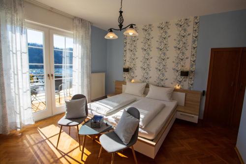 克罗夫Der Weinladen的一间卧室配有一张床、两把椅子和一个窗户