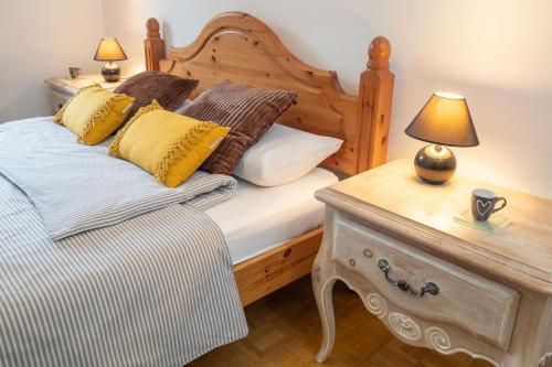 莫斯特拉纳The Green House的一间卧室配有一张带黄色枕头和桌子的床