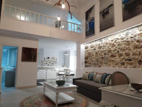 卡利诺岛Kalymnos Gallery的客厅配有沙发和桌子