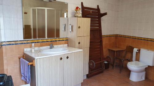 MotillejaCasa Rural Los Pinillos的一间带水槽和卫生间的浴室