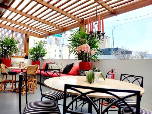 利马ANA FRANK Boutique Hotel的用餐室配有桌椅和植物