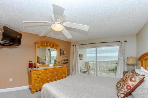 圣徒皮特海滩414 Madeira Norte Condo的一间卧室配有一张床和吊扇