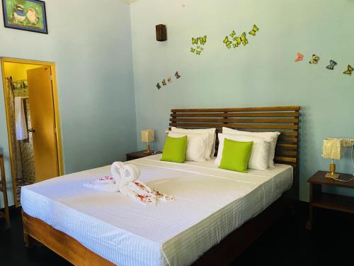 锡吉里亚Sigiri Siesta Homestay的一间卧室配有一张床,床上有毛巾