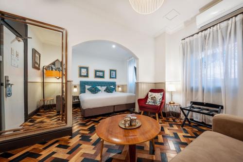 悉尼克雷蒙角曼诺尔酒店的客厅配有一张床和一张桌子