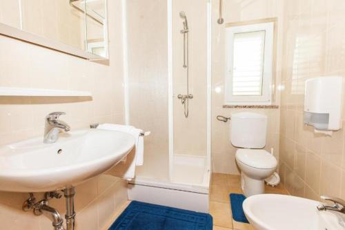 马林斯卡B&B Pansion Vago的白色的浴室设有水槽和卫生间。