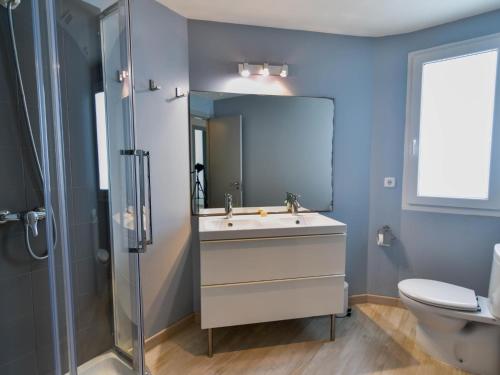 桑坦德Precioso apartamento reformado en el sardinero的一间带水槽、淋浴和卫生间的浴室