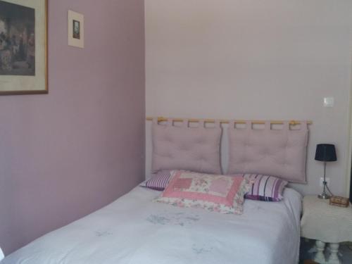科孚镇Cozy Apartment Near Historic Centre的卧室配有白色床和粉红色床头板