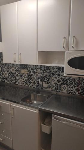 拉莫利纳Apartamento bonito Molina Alp的厨房配有水槽和微波炉