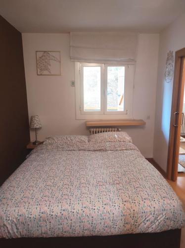 拉莫利纳Apartamento bonito Molina Alp的卧室内的一张大床,设有窗户