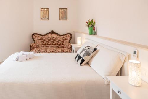 奥尔比亚Almasarda的白色卧室配有床和椅子