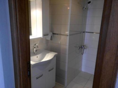 锡德Dolunaydın Butik Otel的白色的浴室设有水槽和淋浴。