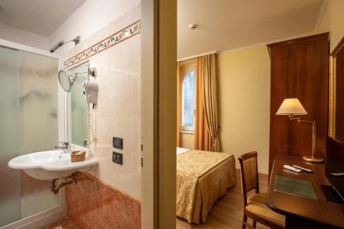 格罗塔费拉塔福吉博尔戈酒店的酒店客房设有水槽和一张床