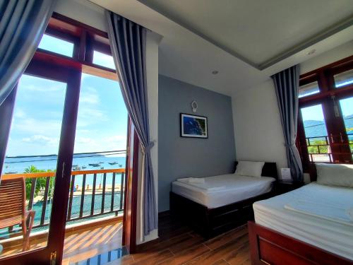 Tân HiệpMonkey Homestay & Bar的酒店客房设有两张床和一个阳台。