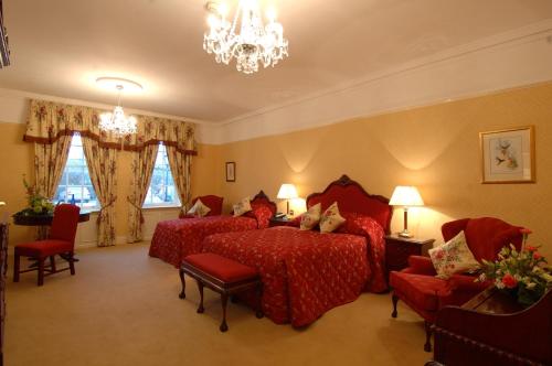 斯特拉凡巴博斯特城堡酒店的酒店客房设有两张床和吊灯。