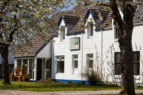 阿勒浦Eilean Donan Guest House的白色房子,有 ⁇ 帽屋顶
