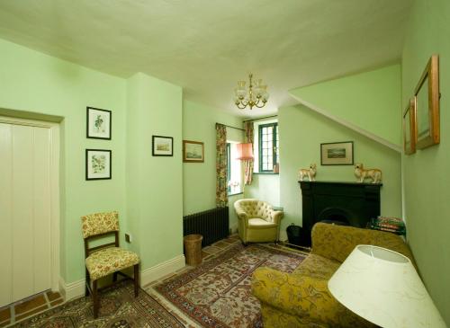 塞尔布里奇Castletown Gate House的带沙发和壁炉的客厅