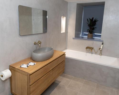 温坎顿The Nog Inn的浴室配有盥洗盆和浴缸。