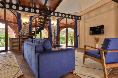 契拉勒Azur Hotel的客厅设有蓝色椅子和螺旋楼梯