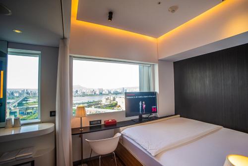 台北台北北门世民酒店的一间卧室配有一张床和一张带电脑的书桌
