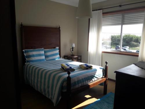 ArcozeloOporto Beach House的一间卧室配有一张床,上面有两条毛巾