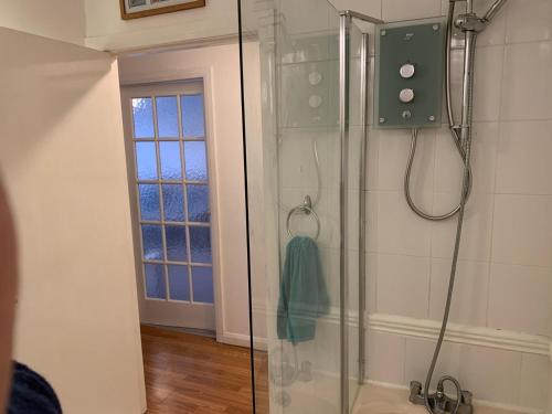 柯科迪NEW Superb One Bedroom Getaway in Dysart Kirkcaldy的浴室里设有玻璃门淋浴