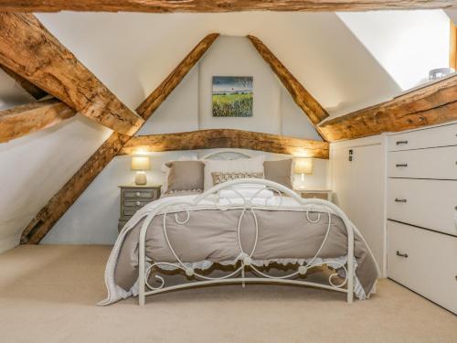 科姆堡Fox Den Cottage的阁楼卧室配有床