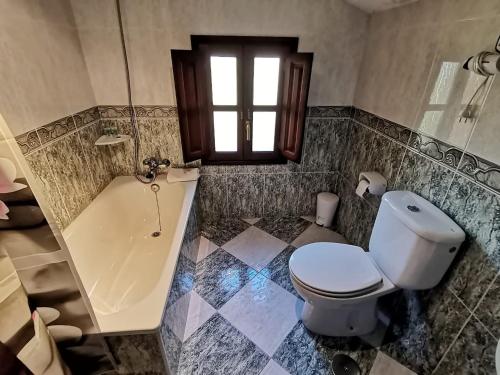 El Escobal瓦尔富恩特旅馆的一间带卫生间和浴缸的浴室