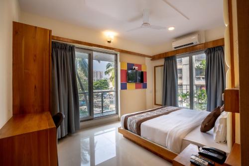 孟买Home2 Suites and Service Apartments, Mumbai Airport的一间卧室设有一张床和两个窗户。