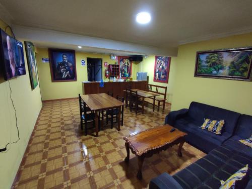 阿亚库乔Hostel Las Gardenias Ayacucho的客厅配有蓝色的沙发和桌子