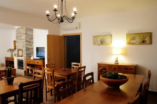 阿尔莫多瓦Corvos e Cadavais的厨房以及带桌椅的用餐室。