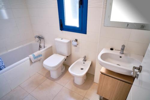 卡拉法特Magnifico Apartamento Edificio Marina的白色的浴室设有卫生间和水槽。