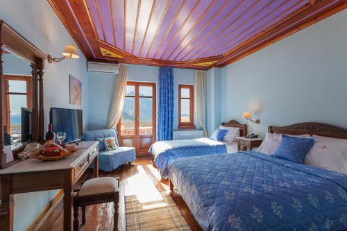 科尼察科尼特萨高山酒店的一间卧室配有两张床和一张书桌及电视
