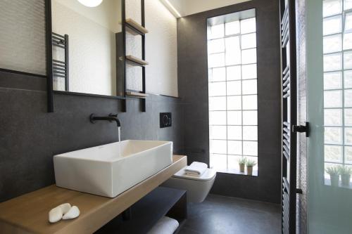 卡拉米锡Inorato - Luxury Villa with Private Swimming Pool的浴室配有白色水槽和卫生间。