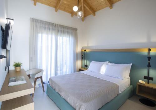 卡拉米锡Inorato - Luxury Villa with Private Swimming Pool的一间卧室配有一张大床、一张书桌和一张四柱床。