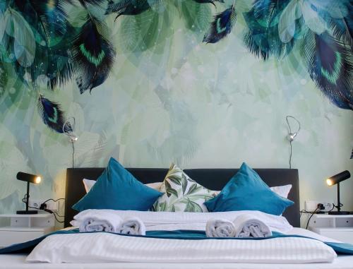 慕尼黑HOMELY STAY Studio 6的一间卧室配有一张带蓝色枕头的大床