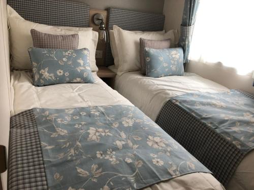 皮特洛赫里Luxury 2 bedroom caravan in stunning location的卧室内两张并排的床