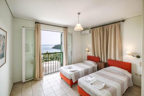 Kerasia Bay View Villa客房内的一张或多张床位