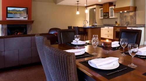 坎莫尔Solara Resort by Bellstar Hotels的用餐室配有带酒杯的桌子