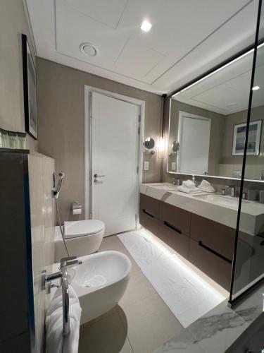 富查伊拉Apartment Fujairah的浴室设有2个水槽和镜子