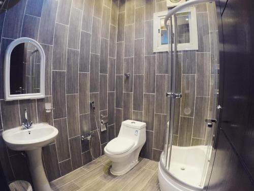 塔伊夫شاليهات ليالي زين الشرف 1的浴室配有卫生间、盥洗盆和淋浴。