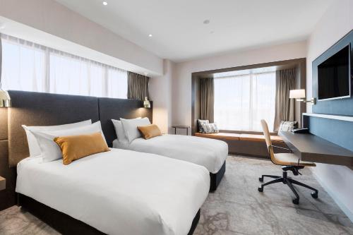 基督城基督城皇冠假日酒店的酒店客房配有两张床和一张书桌