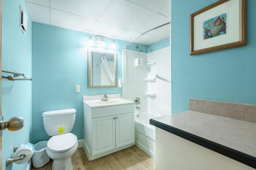 弗吉尼亚海滩Ocean Key Resort by VSA Resorts的蓝色的浴室设有卫生间和水槽